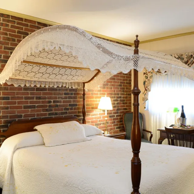 Canopy, Queen Bed، Lamie S Inn And the Old Salt Restaurant 2/8