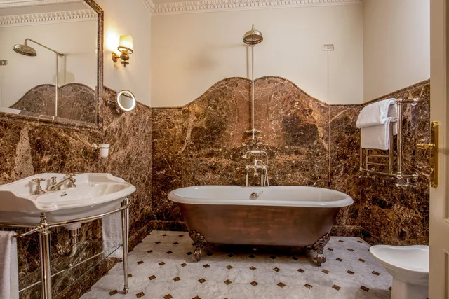 غرفة كلاسيكية بسرير مزدوج بحوض استحمام، Hotel Locarno 4/4