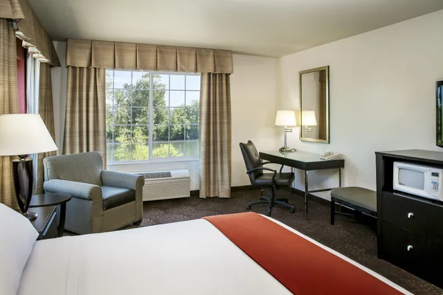 Standard, King Bed, Extra Floor Space، Holiday Inn Express Corvallis-On The River 5/9