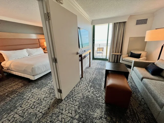 جناح استوديو بسريرين كوين بإطلالة على المسبح بشرفة مع أريكة، Sheraton Virginia Beach Oceanfront Hotel 5/9