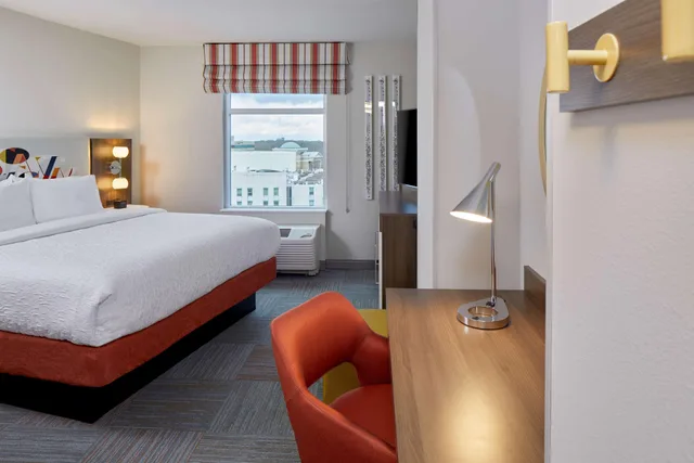 غرفة، Hampton Inn and Suites Atlanta Midtown 2/6