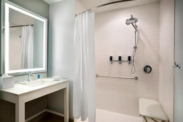 غرفة بسريرين كوين بحوض استحمام لذوي الإعاقة، Four Points By Sheraton Miami Airport 4/4