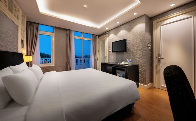 غرفة بريميوم بسرير كينج بإطلالة على المدينة بشرفة، Classy Boutique Hotel 2/4