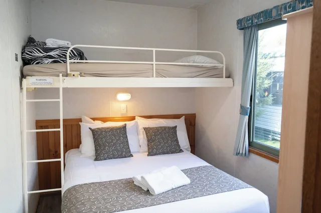 كابينة ديلوكس بسرير كوين وسرير فردي بغرفتي نوم، Halls Gap Caravan and Tourist Park 1/4
