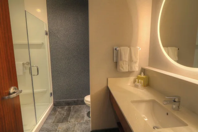 غرفة بسرير كينج لذوي الإعاقة، FAIRFIELD INN AND SUITES GATLINBURG DOWNTOWN 4/5