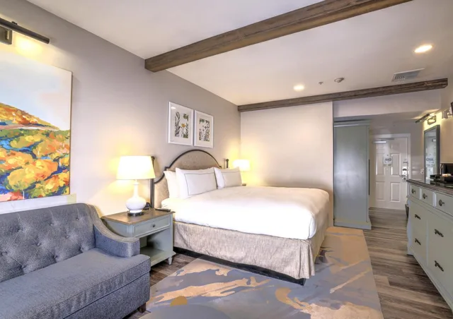 غرفة بسرير كينج بشرفة مع أريكة لذوي الإعاقة، The Lodge at Healdsburg, tapestry Collection by Hilton 2/5