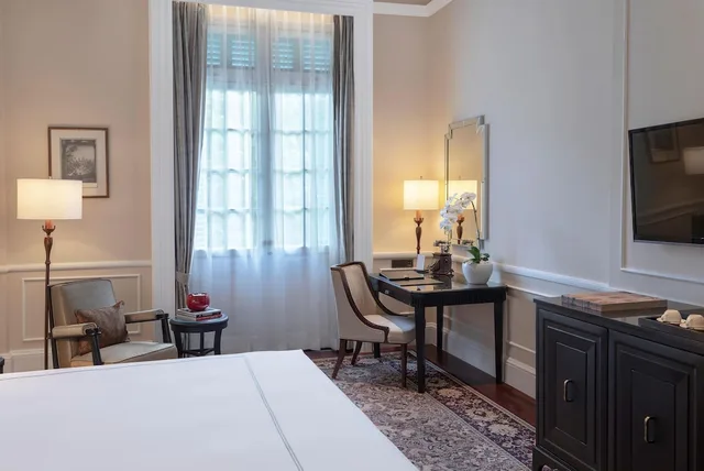 Landmark, King Bed, Raffles Hotel Le Royal 4/7