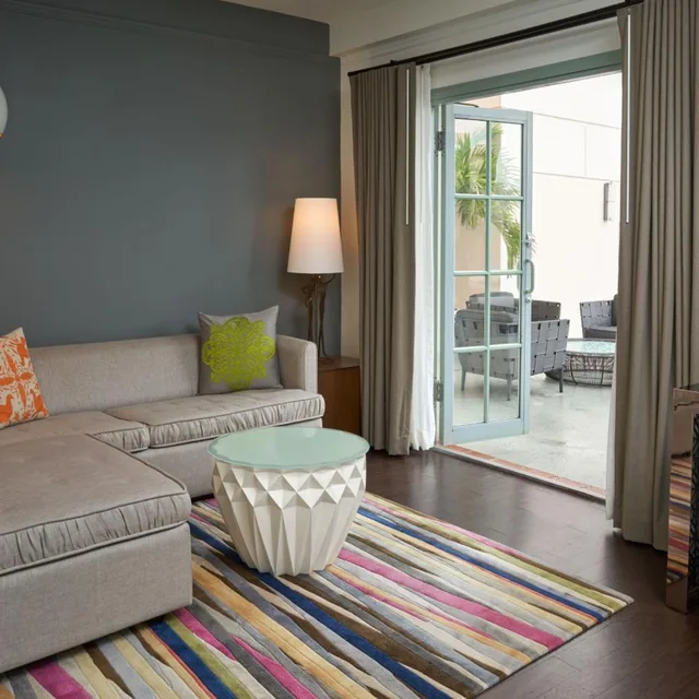 Oasis, Guest Room, Deluxe, King Bed, Sofa, Pool Access، Hotel Colonnade Coral Gables Autograph Collection 3/3