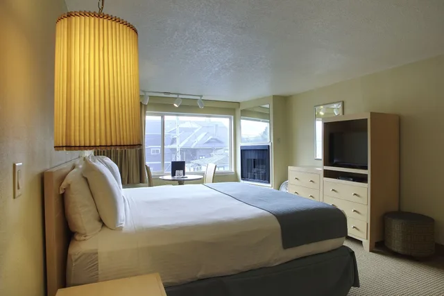 غرفة بسرير كينج بإطلالة جزئية على البحر، Hi Tide Oceanfront Inn 4/6