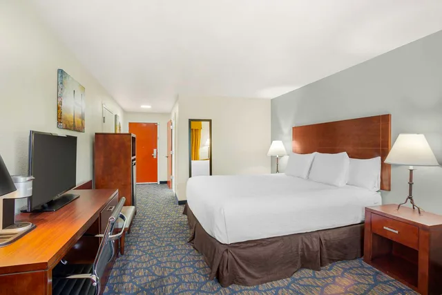 غرفة بسرير كينج بحوض استحمام لذوي الإعاقة، Best Western Plus Villa Del Lago Inn 3/4