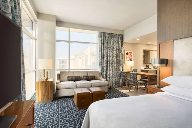 جناح ركني بسرير كينج بغرفة نوم واحدة لذوي الإعاقة، Embassy Suites By Hilton Denton Convention Center 1/2