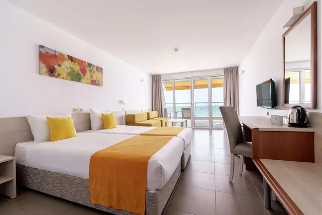 غرفة بسريرين منفصلين بإطلالة على المتنزه مع أريكة، AluaSun Helios Beach 1/8