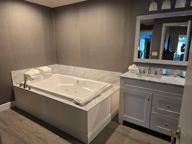جناح رئاسي بسريرين كينج بإطلالة على البحيرة بشرفة مع أريكة، The Georgian Lakeside Resort 3/4