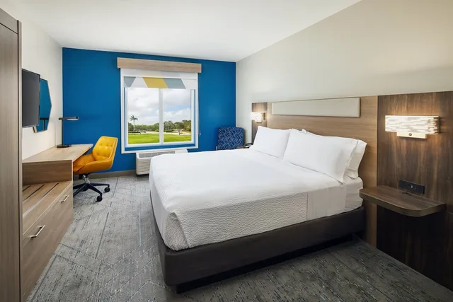 غرفة قياسية بسرير كينج مع أريكة لذوي الإعاقة، Holiday Inn Express and Suites Port St. Lucie West 1/6