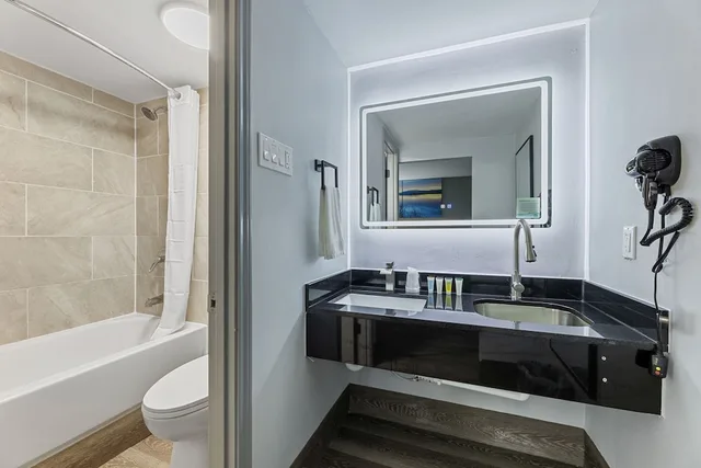 جناح بسرير كينج لذوي الإعاقة، Days Inn & Suites by Wyndham Texas City 3/3