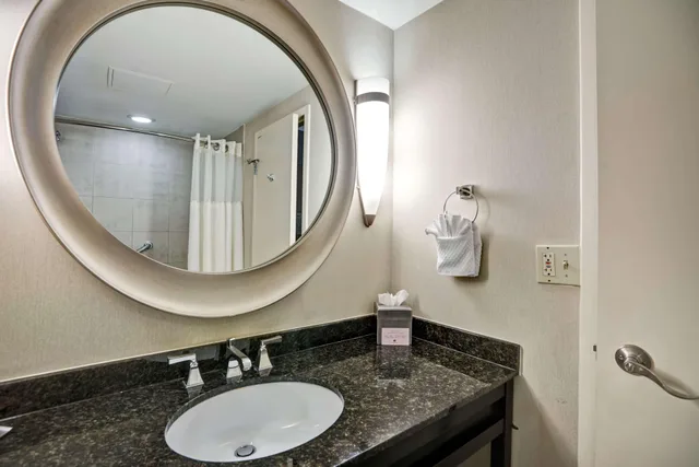 غرفة ديلوكس بسرير مزدوج، Doubletree Hotel Downtown Wilmington Legal 2/2