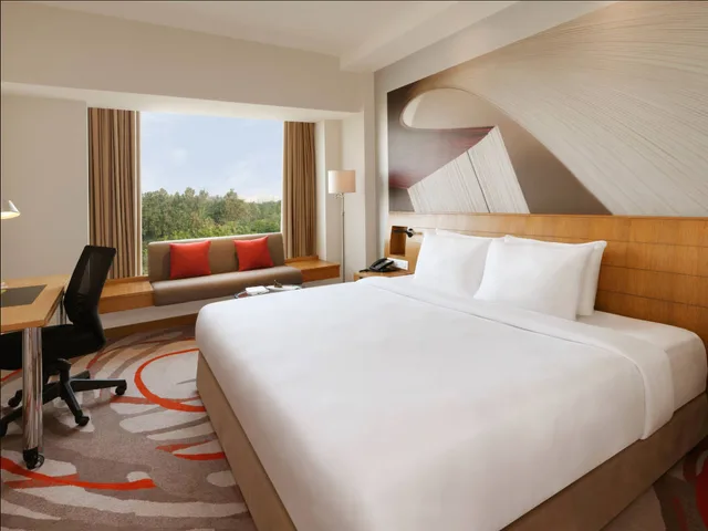 Executive, Queen Bed, Premier Floor, NOVOTEL HYDERABAD CONVENTION CENTRE 1/5
