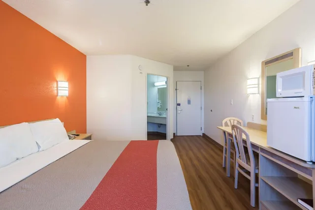 غرفة بسرير كينج، Motel6 Dale, IN 2/10