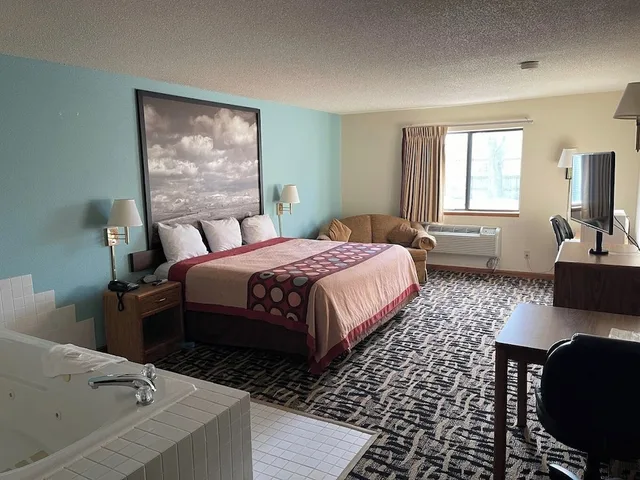 غرفة بسرير كينج بحوض جاكوزي، West Point Inn & Suites 3/5