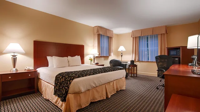 جناح بسرير كوين مع أريكة لذوي الإعاقة، Best Western Plus Brunswick Bath 4/8
