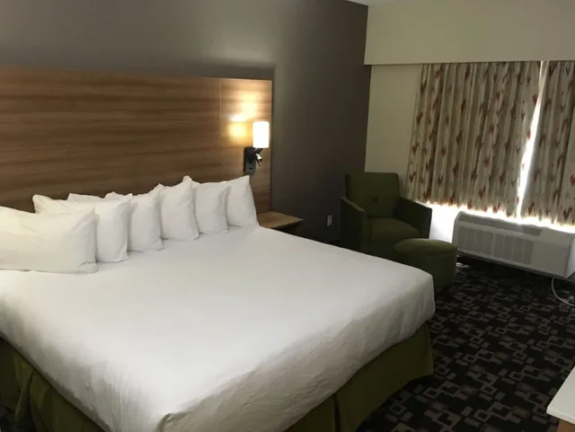 غرفة بسرير مزدوج، Baymont by Wyndham Medicine Hat 3/5