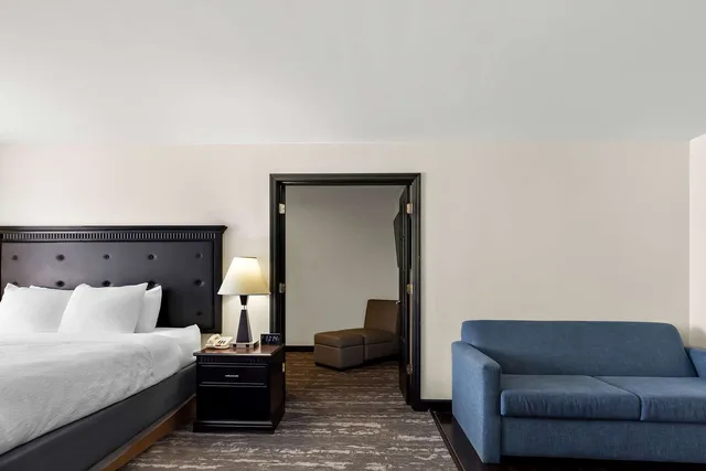 جناح بسرير كينج بغرفتين مع أريكة يُسمح فيها بالحيوانات الأليفة، Best Western Saluki Inn 3/3