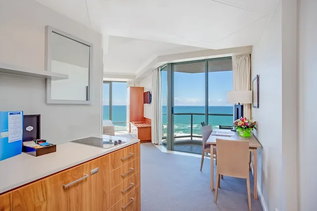 Ocean, Deluxe, Studio, King Bed، Mantra Legends Surfers Paradise 8/10
