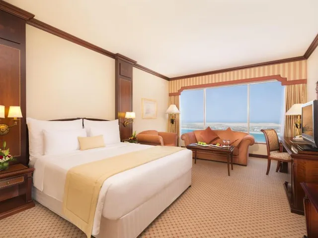 غرفة ديلوكس بإطلالة على البحر، Corniche Hotel Abu Dhabi 2/2
