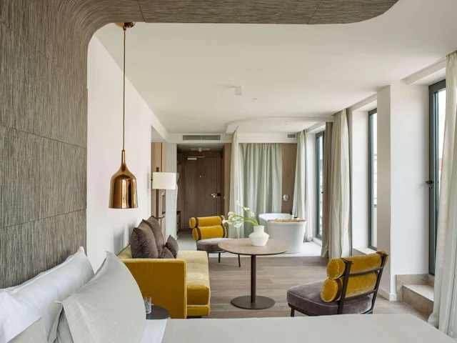 2 Bedrooms, Suite, City View, ME Barcelona 2/10