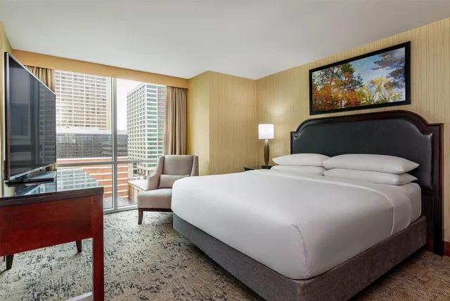 Executive, Suite, King Bed, Sofa, Courtland Grand Hotel, Trademark Collection by Wyndham 2/4