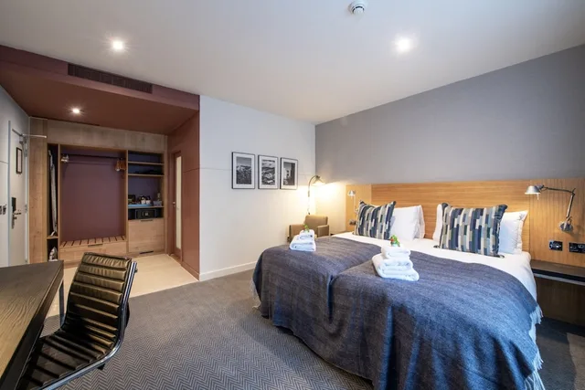 City, Twin Beds, Apex City 1/15