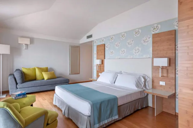 غرفة بانورامية بريستيج بسرير مزدوج بإطلالة على البحيرة بشرفة، Hotel Eden 5/8