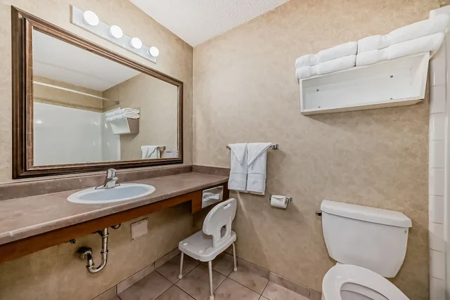 غرفة قياسية بسريرين كوين لذوي الإعاقة، Stony Plain Inn & Suites 6/8