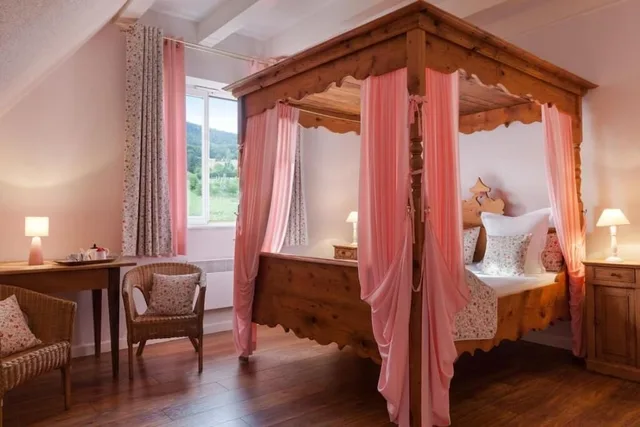 غرفة جونيور بسرير كوين وسريرين منفصلين، Le Verger Des Chateaux the Originals Relais Inter Hotel 1/3