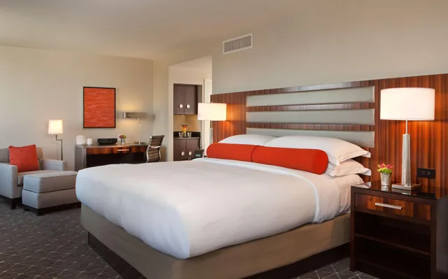 1 Bedroom, Suite, King Bed, Interior View, Executive Level، HILTON NASHVILLE-DOWNTOWN 2/3