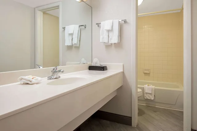 غرفة بسريرين مزدوجين، La Quinta Inn by Wyndham San Antonio I-35 N at Toepperwein 7/7