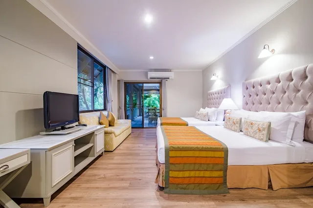 2 Bedrooms, Suite, 3 Queen Beds, Sea Front، Anantasila Beach Resort Hua Hin 7/9
