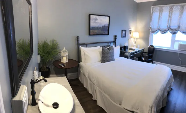 غرفة بسرير كوين يُسمح فيها بالحيوانات الأليفة، The Dutchess Inn and Spa at Beacon 2/2