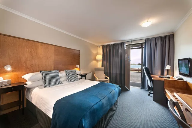 Business, Queen Bed, River View, The Waterfront Wynyard 1/2