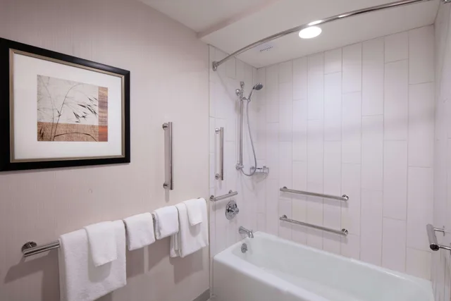 جناح بسرير كينج بغرفة نوم واحدة لذوي الإعاقة، Doubletree By Hilton Hotel Portland 2/2