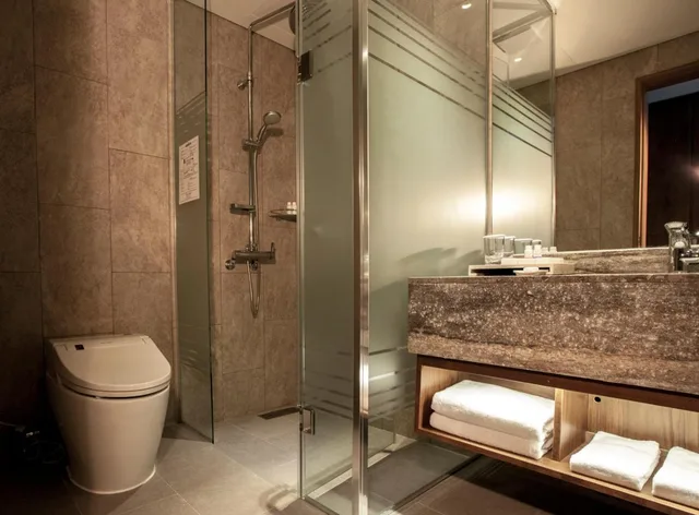 غرفة عائلية بسريرين منفصلين بإطلالة على البحر، Grabel Hotel Jeju 4/5
