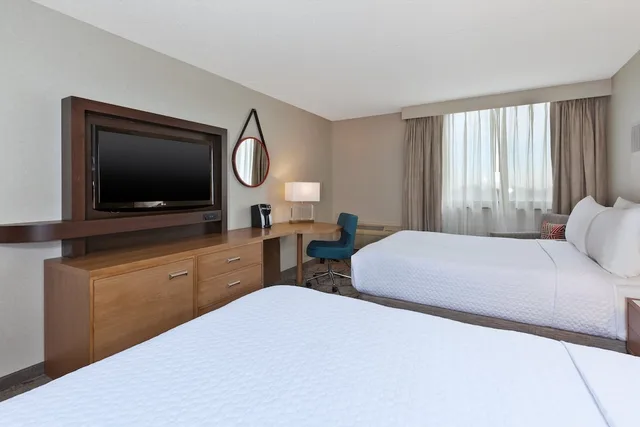 غرفة قياسية بسريرين مزدوجين لذوي الإعاقة، Crowne Plaza Columbus North-Worthington 2/3