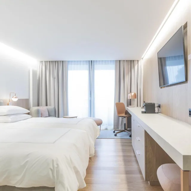 غرفة بريميير بسرير فردي بشرفة، Swissotel Kursaal Bern 2/7