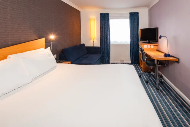 غرفة بسرير مزدوج مع أريكة، Holiday Inn Express Birmingham - Snow Hill 1/3