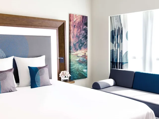 غرفة قياسية بسرير كوين مع أريكة، Novotel Fujairah 1/2