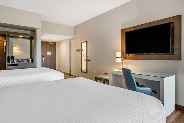جناح بسرير كوين، Cambria Hotel Orlando Airport FL 3/3
