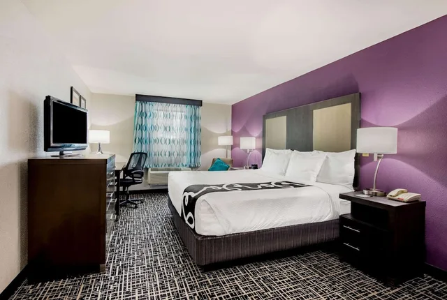 غرفة بسرير كينج، La Quinta Inn by Wyndham West Long Branch 2/3