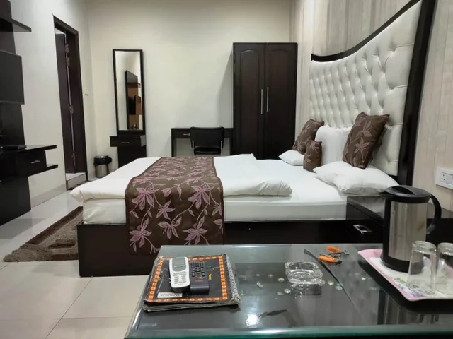 Executive, Single, Hotel Mandakini Lush 1/1
