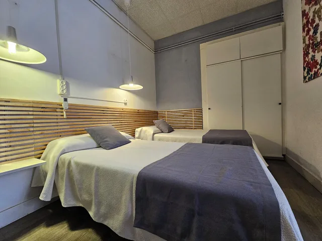 غرفة داخلية بخمسة أسرّة بحمام خاص، Hotel Palermo 5/7