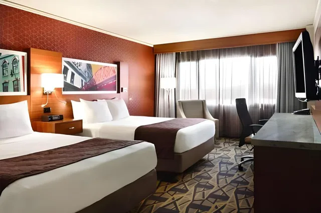 Upgrade, 2 Queen Beds، Radisson Hotel La Crosse 3/8